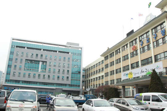 구로구가 팽창하는 행정수요에 비해 협소한 사무공간 부족을 해소하기 위해 16일 증축 청사(왼쪽 건물)를 준공했다. 나뉘어져 있던 민원서비스도 한 곳에 모아 원스톱으로 처리할 수 있게 됐다.      구로구 제공